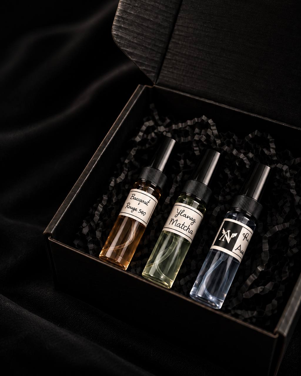 Caja negra con tres decants de perfume